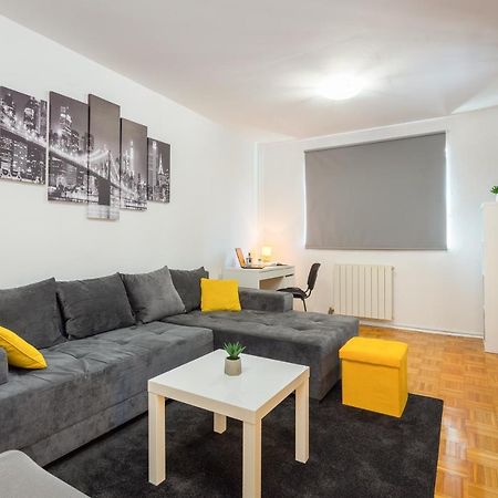 Laveruda Apartment With Balcony And Free Parking Pula Eksteriør billede