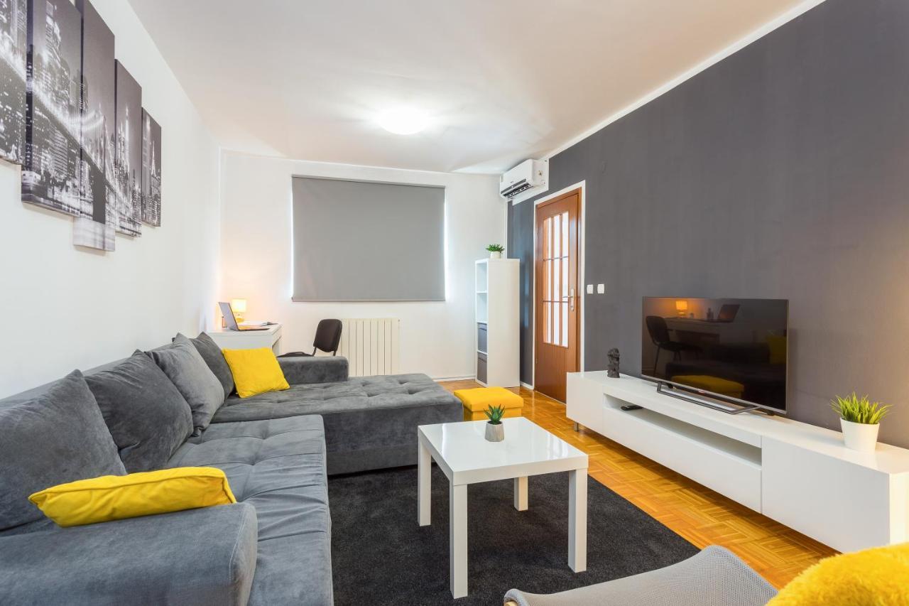 Laveruda Apartment With Balcony And Free Parking Pula Eksteriør billede