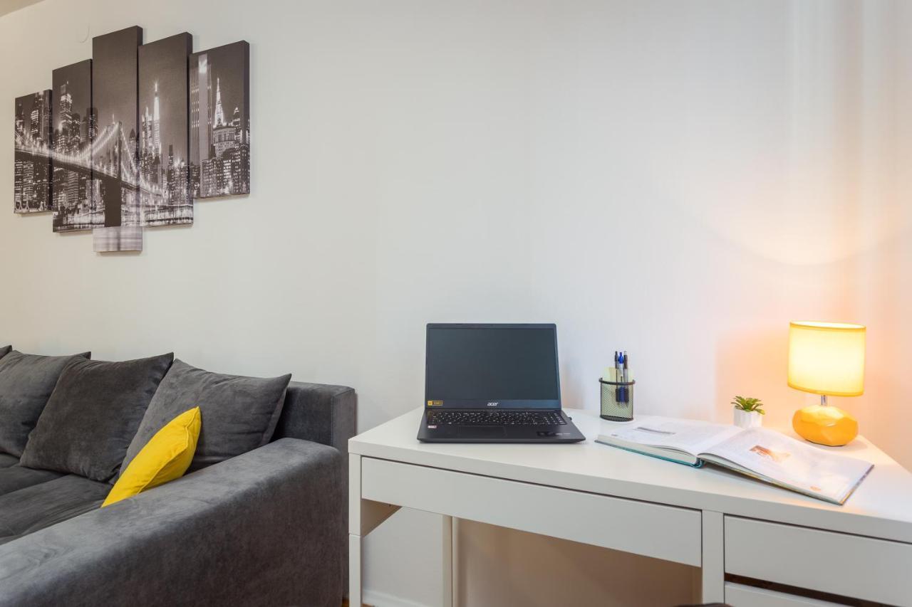 Laveruda Apartment With Balcony And Free Parking Pula Eksteriør billede