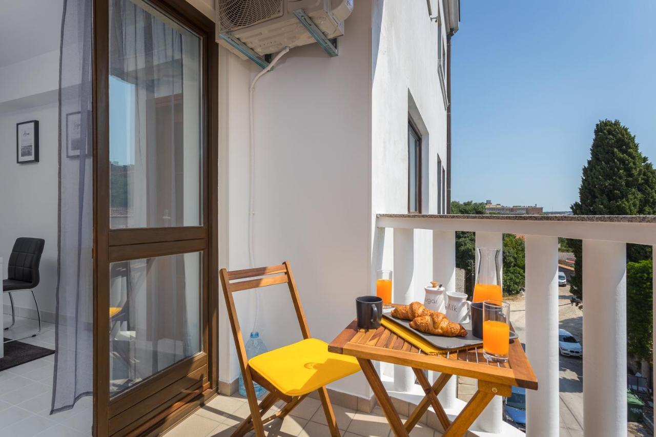Laveruda Apartment With Balcony And Free Parking Pula Eksteriør billede