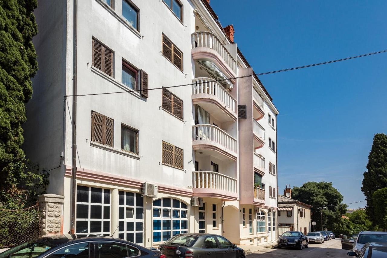 Laveruda Apartment With Balcony And Free Parking Pula Eksteriør billede
